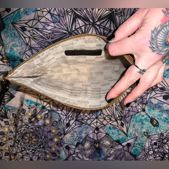 michael kors wristlet - Picture 3 of 3